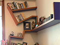Libreria pensile a geometria irregolare - realizzata in legno li stellare e bordi in legno